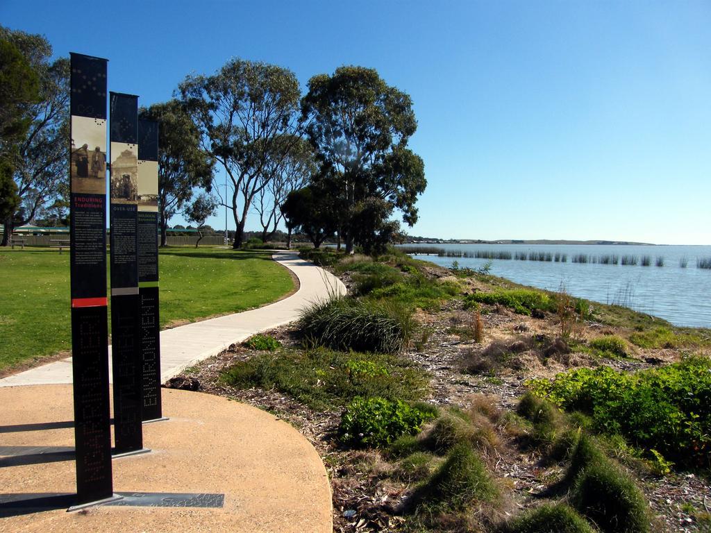 Вилла Coorong Waterfront Retreat Meningie Экстерьер фото