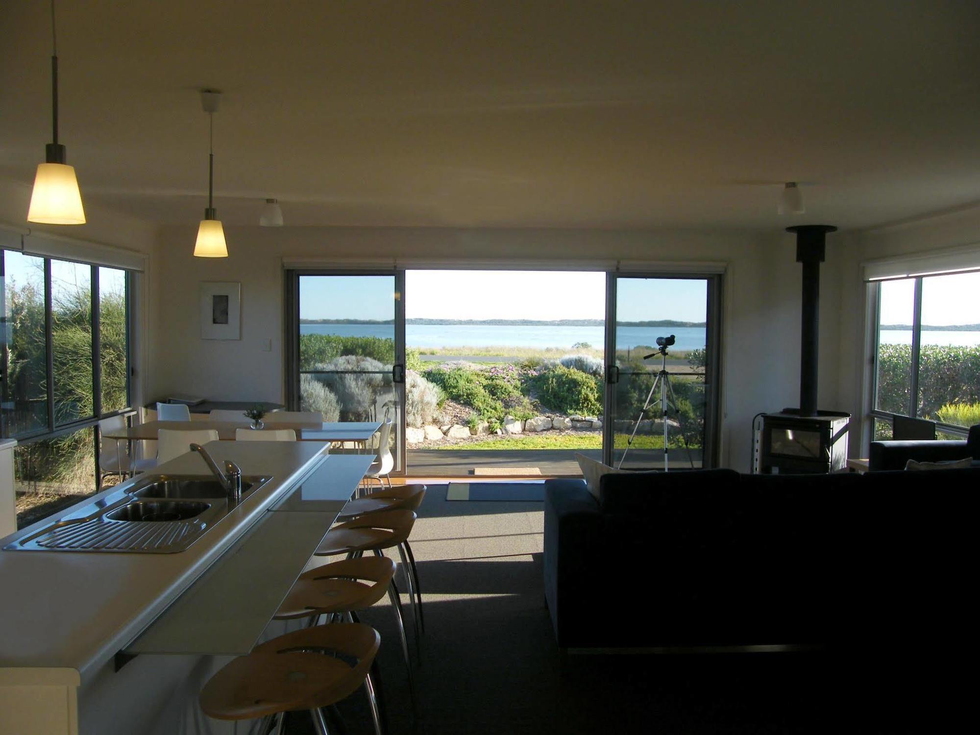 Вилла Coorong Waterfront Retreat Meningie Экстерьер фото